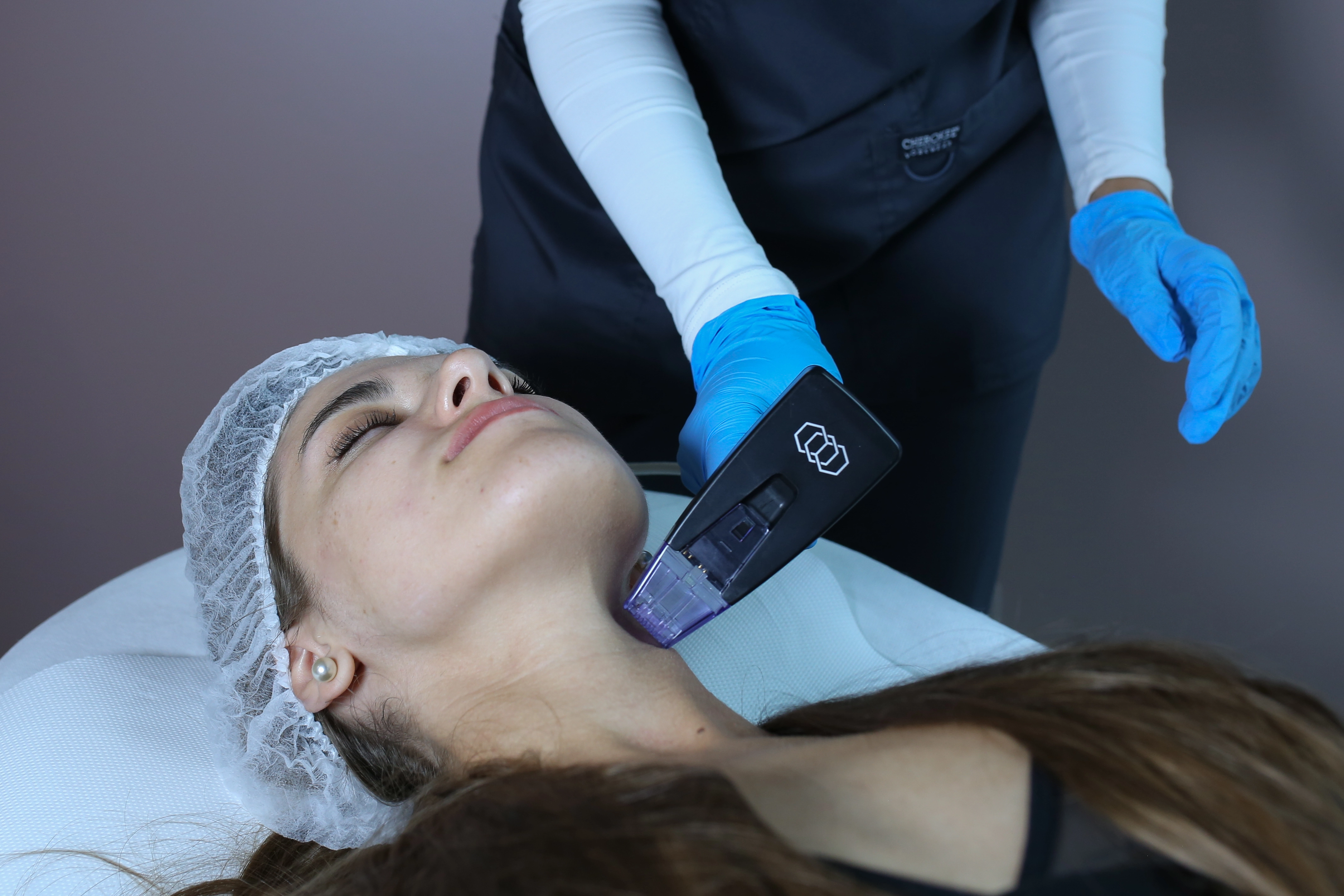 RF-lifting krku na prístroji Morpheus 8 na omladenie a odstránenie vrások