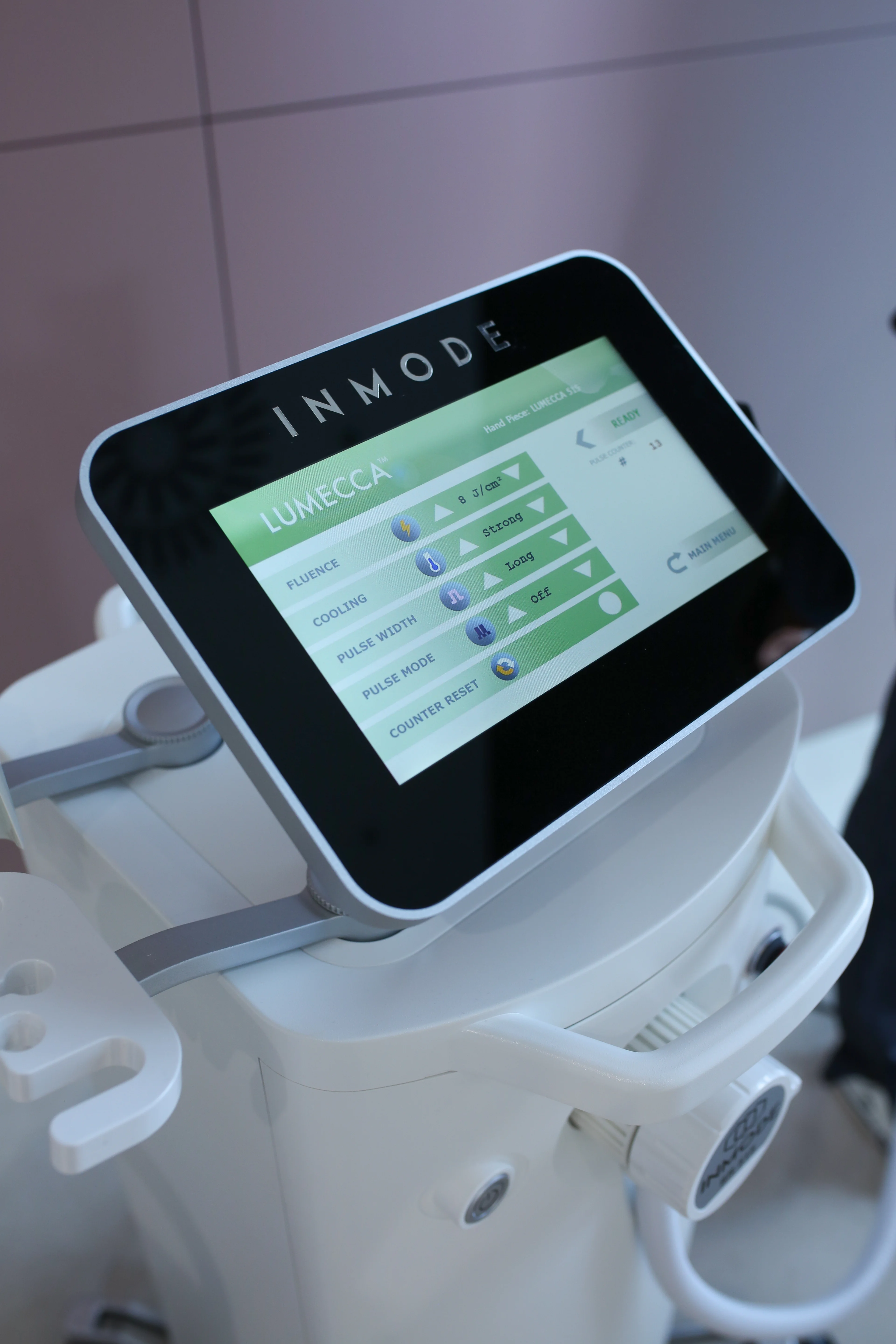 Triton Inmode je moderné zariadenie na prístrojovú fotorejuvenizáciu pokožky rúk, ktoré kombinuje diódový laser a intenzívne pulzné svetlo (IPL)