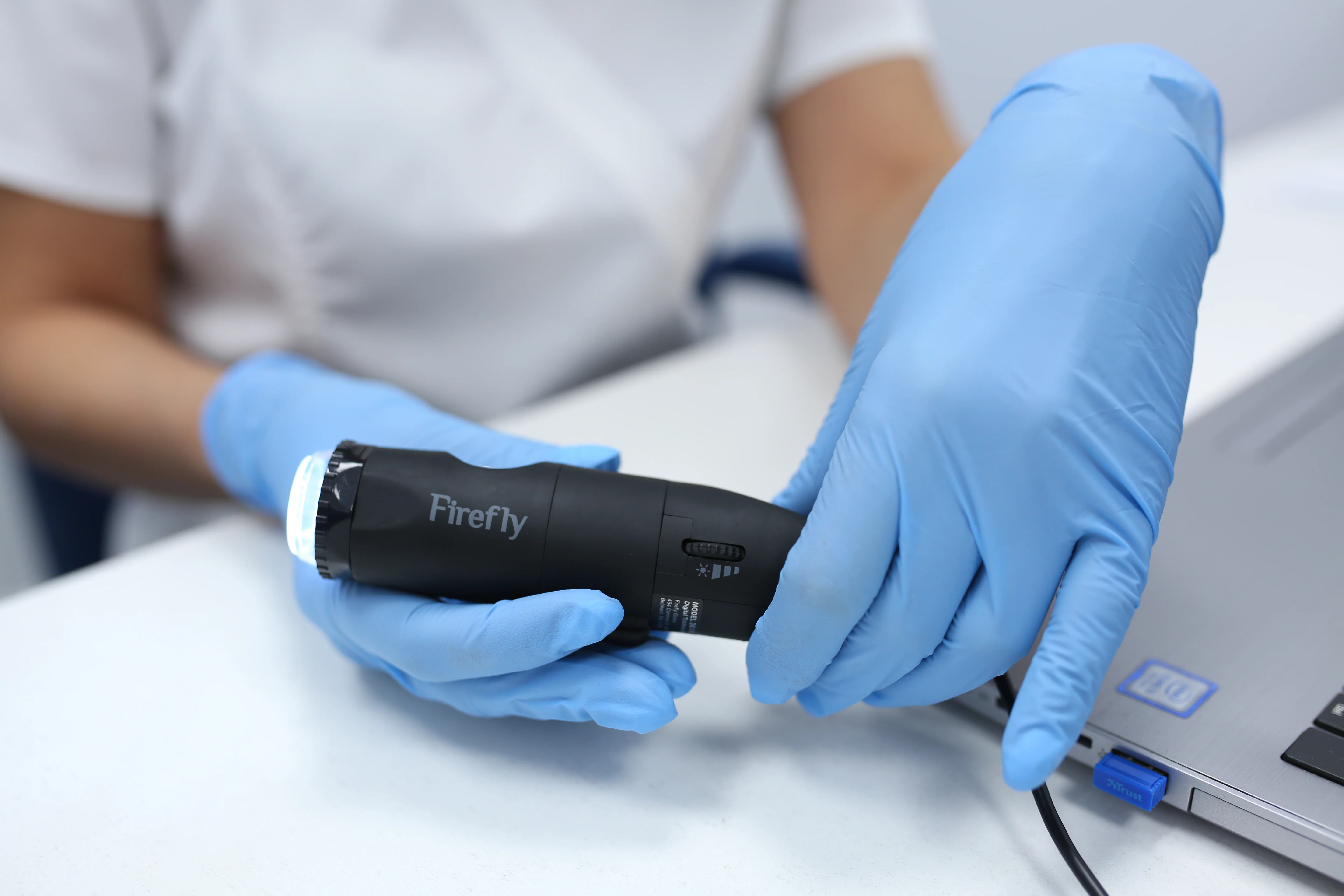 Moderný trichoskop s vysokým rozlíšením