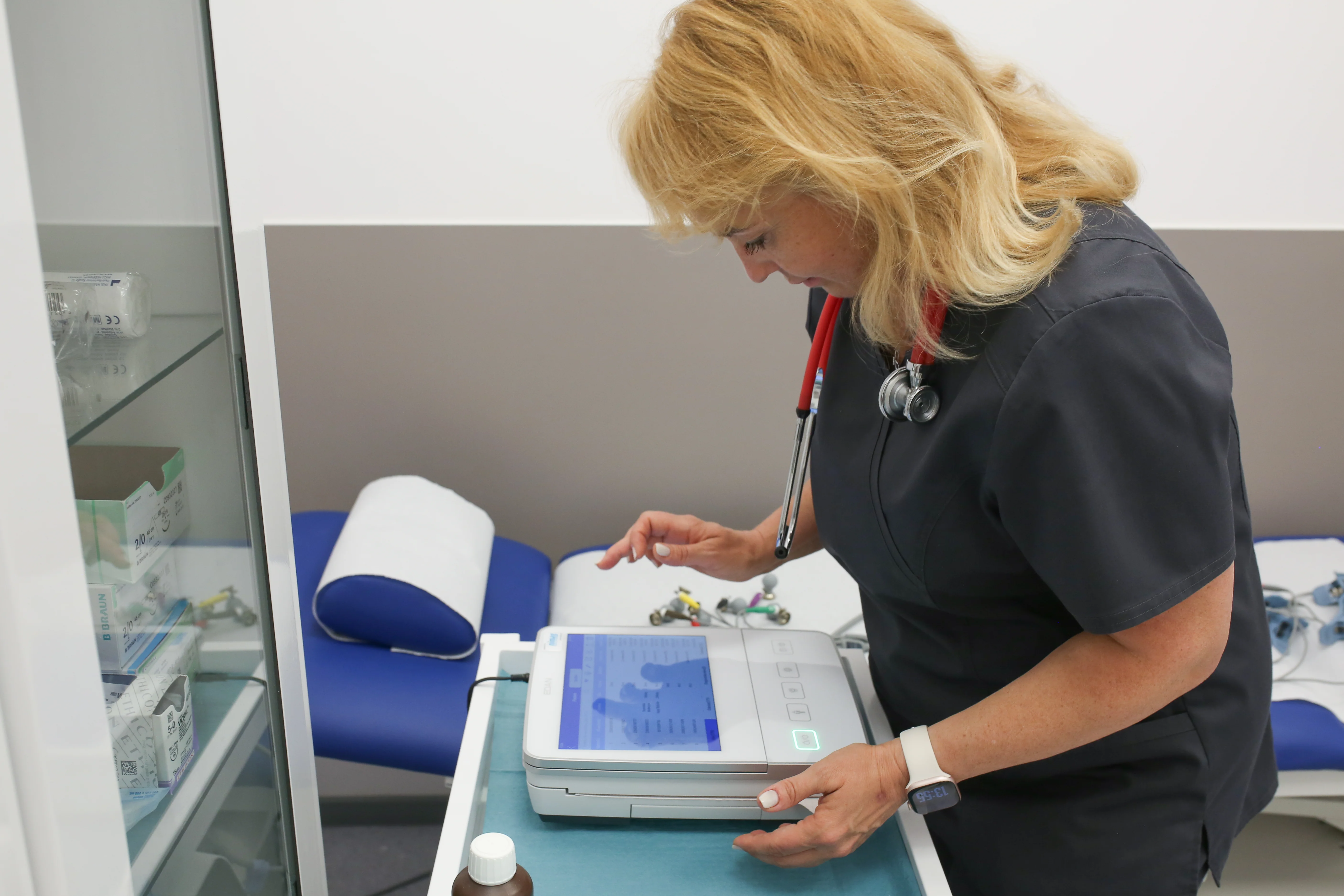 Internistka Olga Metelská počas vyšetrenia pacienta