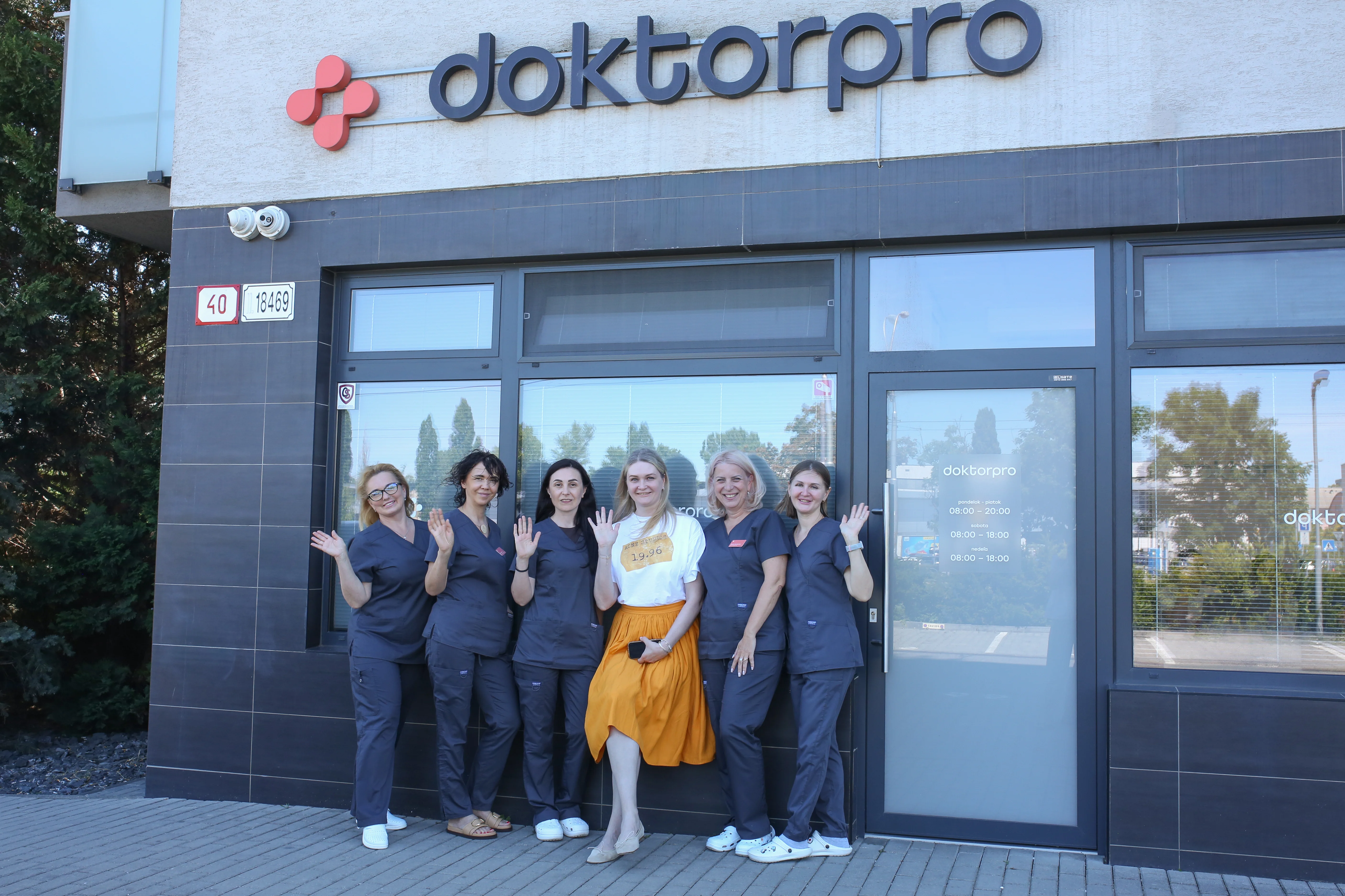 Zamestnanci Doktorpro Bratislava pred klinikou