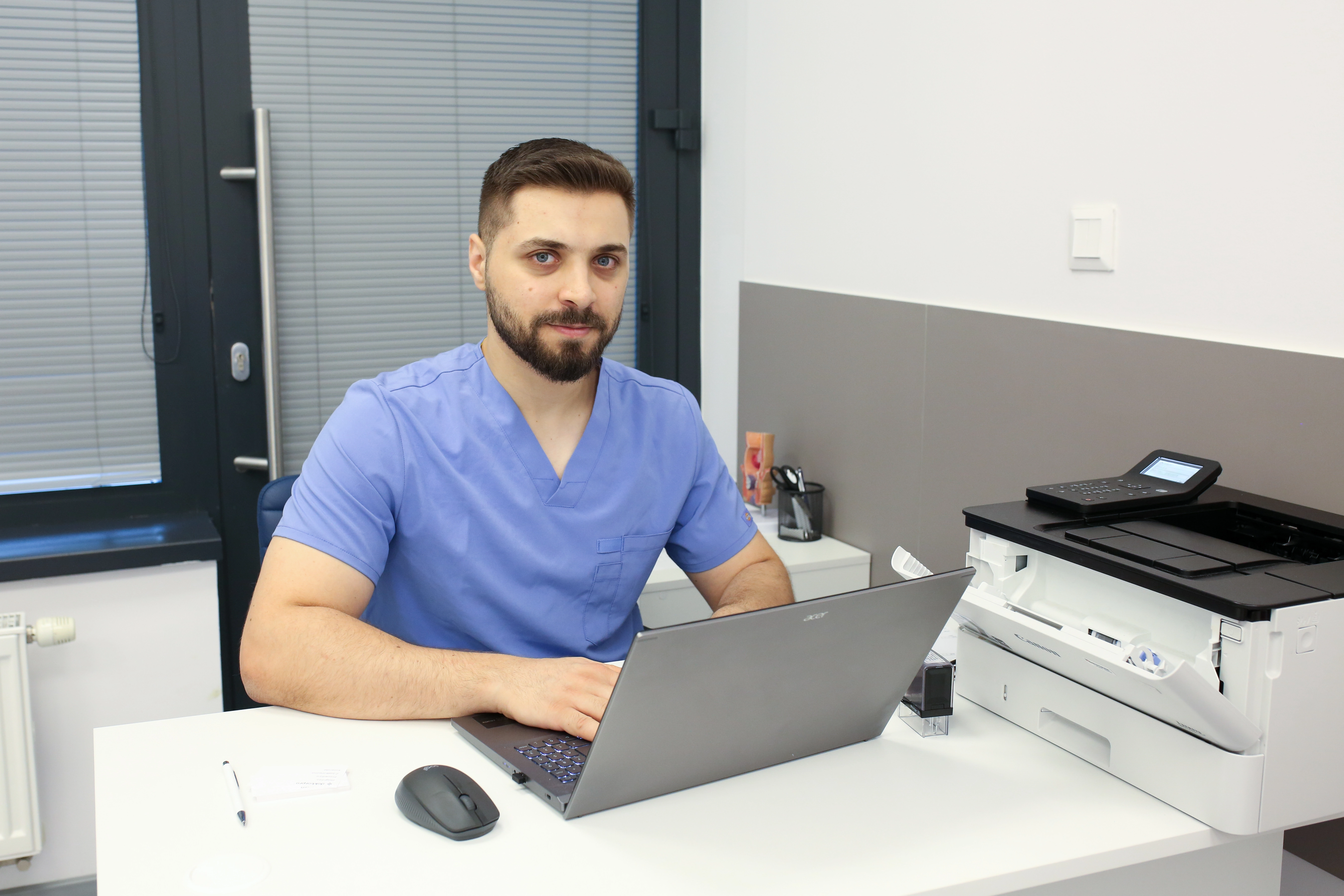 MUDr. Mohamad Alsaeid, lekár ORL oddelenia, v ambulancii